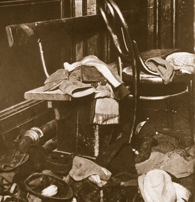 Kinderkleidung, die in einem Kino in Paisley nach einer Feuer-Evakuierung zurückgelassen wurde, 31. Dezember 1929 von English Photographer